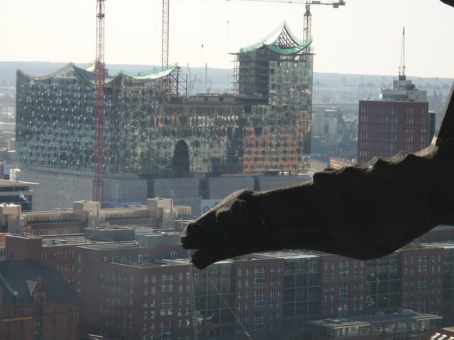 Elbphilharmonie (im Bau) vom St. Nicolaiturm aufgenommen