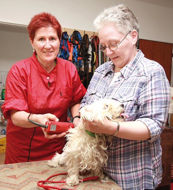 Heidrun Weber (links) und Birgit Ohrem kümmern sich um das Wohl der Tiere.