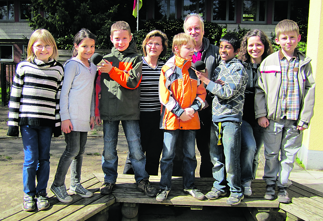 Mit Feuereifer dabei: „Ruhrporter-Kids“ mit OGS-Leiterin Katrin Klinger (4. von links), Medientrainer Frank Hartung (daneben) und Nadine Lindner (2. von rechts).