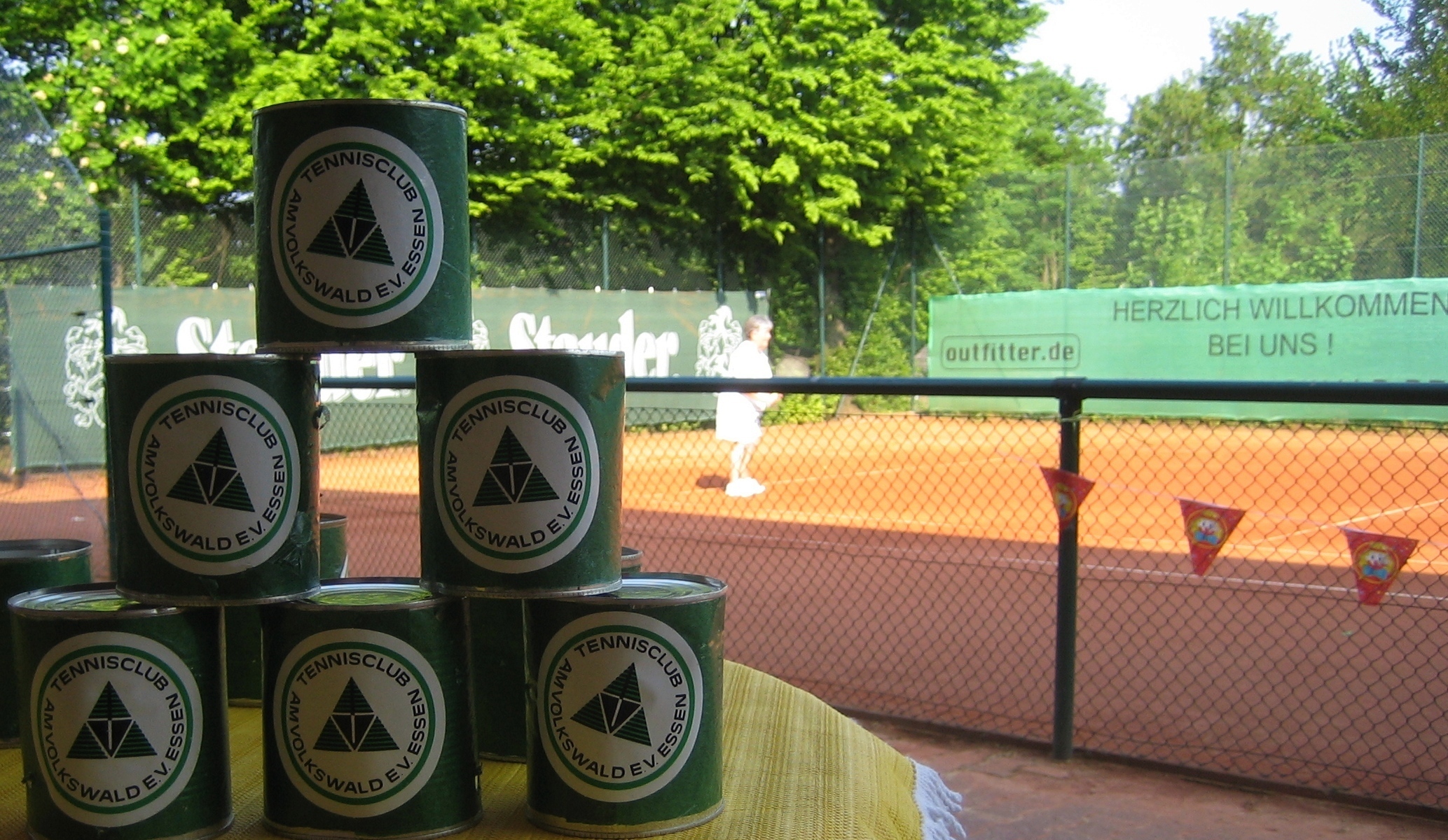 Sonnenschein, Dosenwerfen, weißen Sport und viel Grün drum rum, die Saisoneröffnung des TC am Volkswald hatte alles zu bieten.