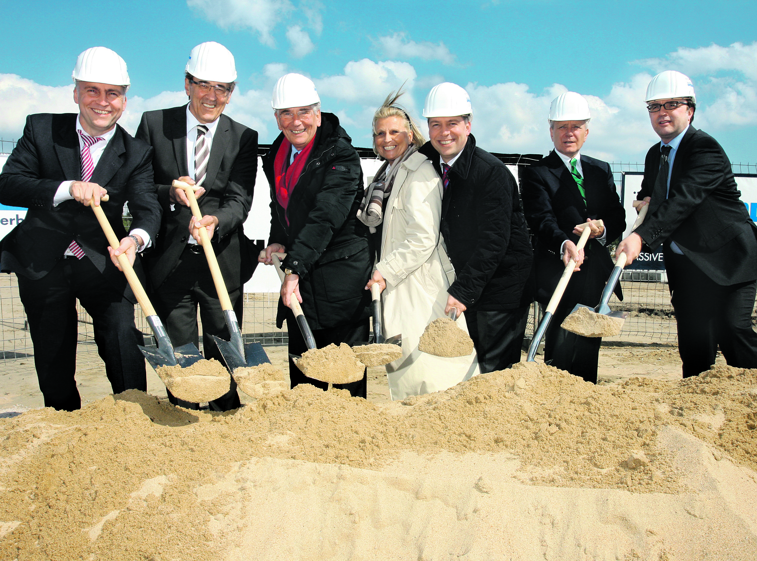 Griffen gut gelaunt gemeinsam zu den Schüppen (von links): Christian Zurbrüggen, Josef Ellebracht (Bremer-Bau), Achim Zurbrüggen, Regine Zurbrüggen, Stefan Zurbrüggen, OB Horst Schiereck und Architekt Joseph Pape. Foto: Detlef Erler