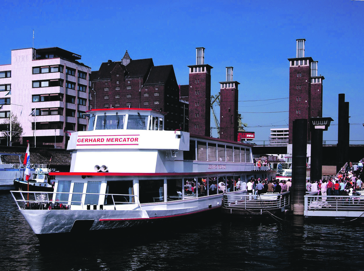 Das Fahrgastschiff „Gerhard Mercator“ legt am Samstag, 18. Juni, am Steiger Schwanentor in der Innenstadt wieder los zur fünfstündigen Sommerparty. Foto: Weiße Flotte