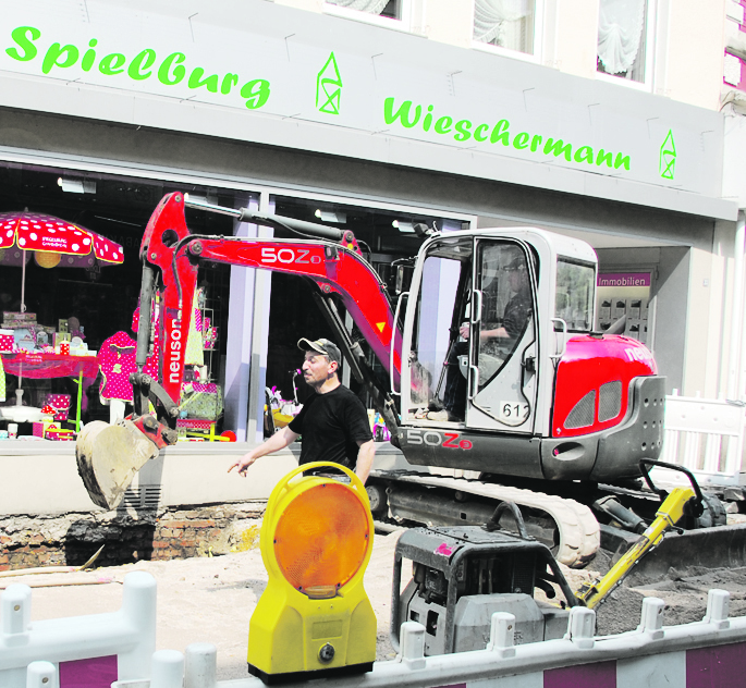 Bagger vor der Ladentüre sind zurzeit Alltag an der oberen Heggerstraße. Die Unternehmer und Anlieger nehmen es aber gelassen. alle Fotos: Winkelnkemper