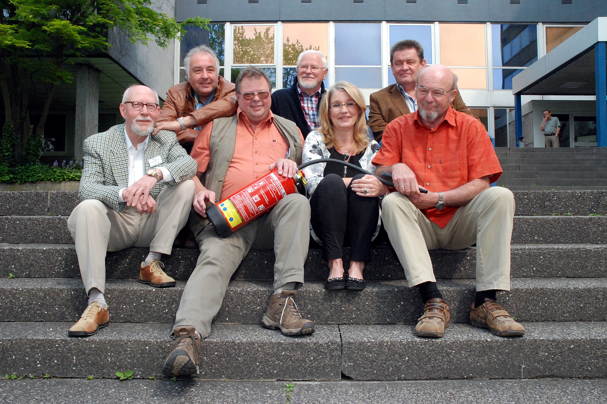 Petra Vorwerk-Rosendahl mit den ersten Aktiven vom ASS: Klaus Straubinger, Dieter Czarnecki, Hans-Peter Müller, Jürgen Kaiser, Paul-Achim Brinkmann und Joachim Hohendorf. Foto: Albrecht