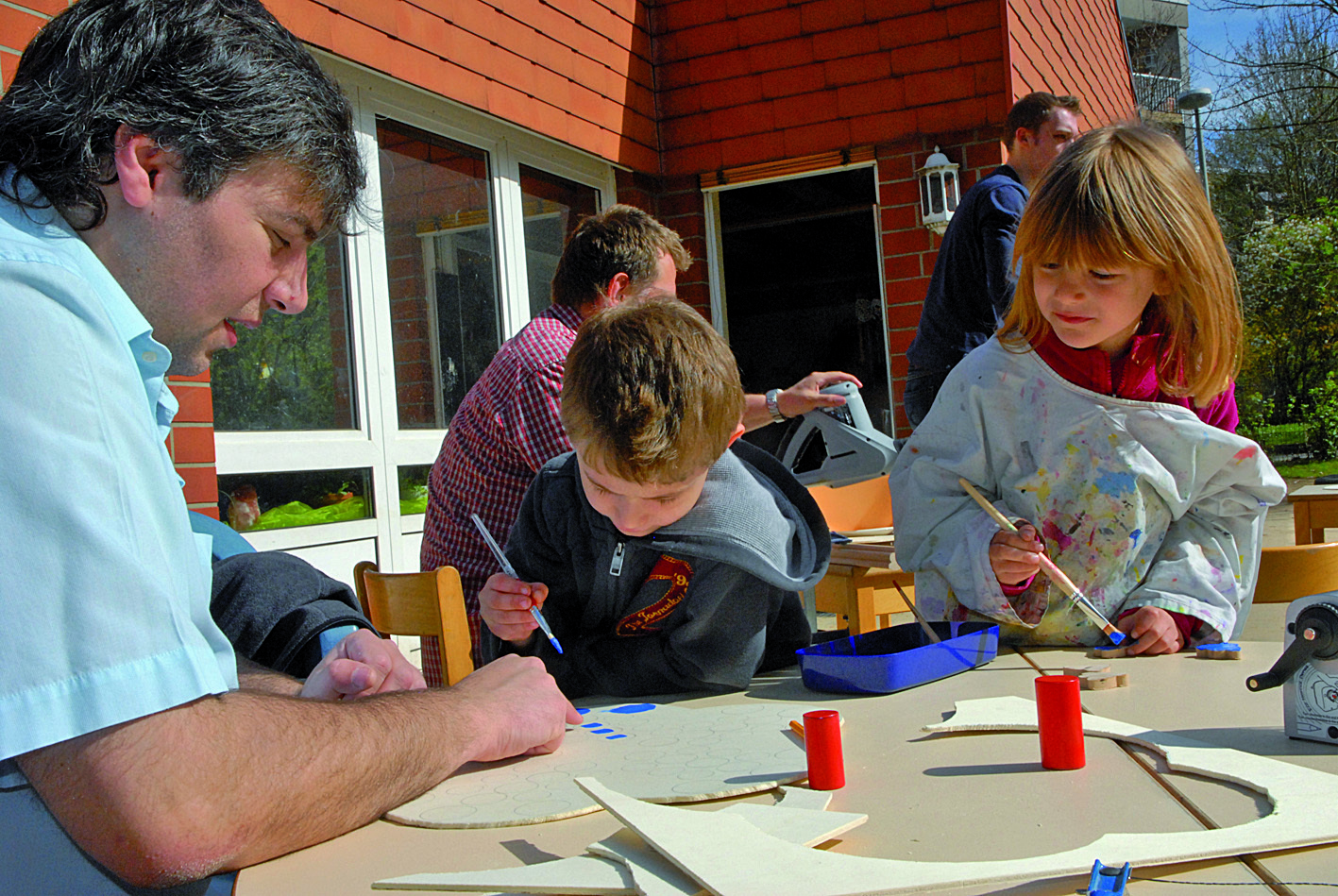 Viele bunte Brettspiele entstanden an einem Vormittag im Familienzentrum Heide.Foto: Bangert