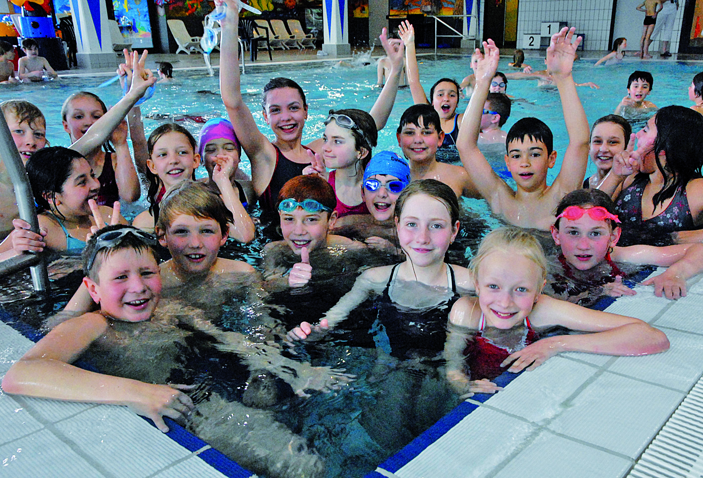 Mächtig ins Zeug legten sich die kleinen Grundschüler beim Schwimmwettkampf im Heljens-Bad. Foto: Bangert