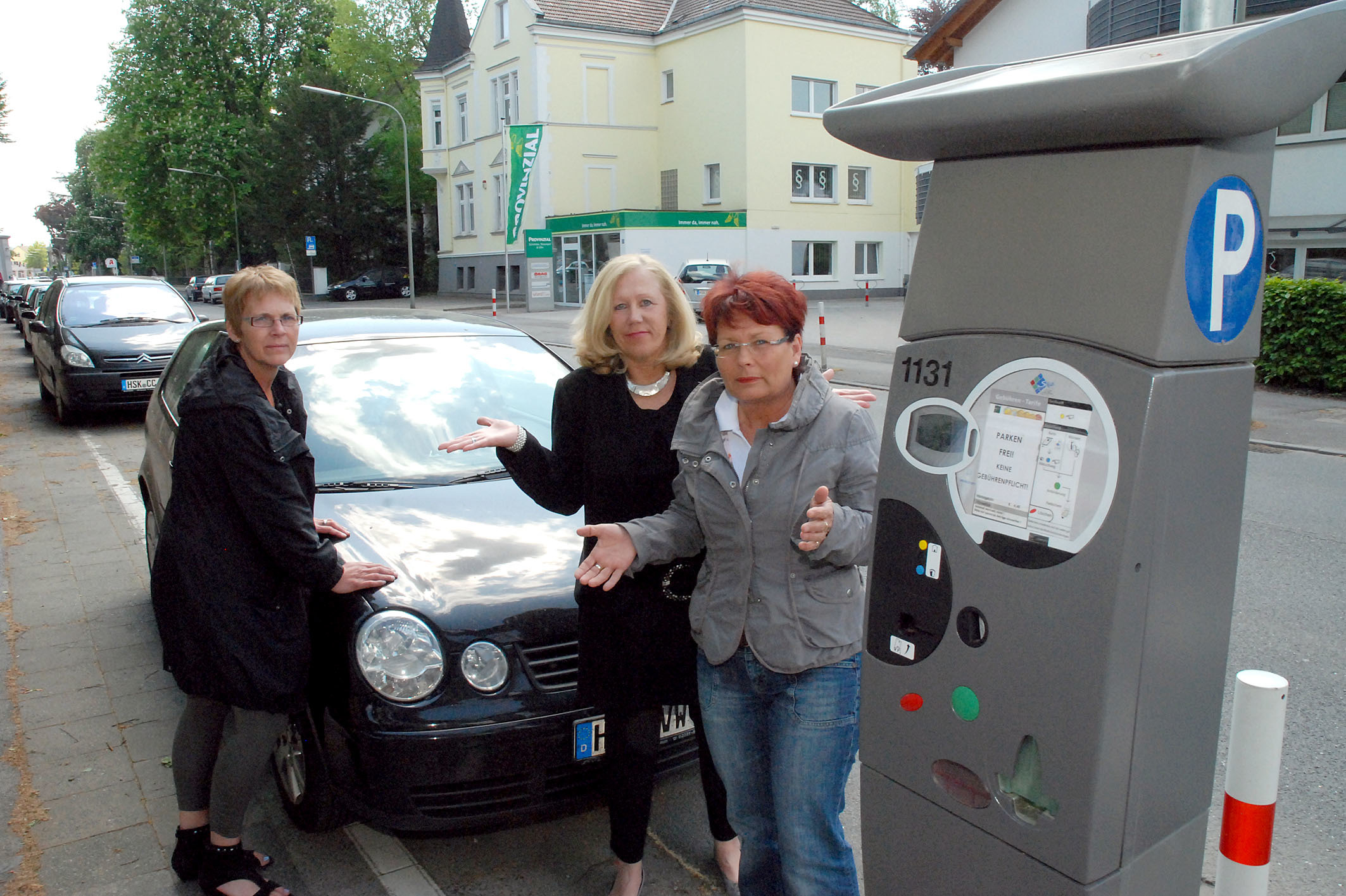 Gabriele Schönhoff, Marion Lange und Heidi Lülf aus Neheim machten sich sorgen: Wo sollen wir noch parken, fragen sie. Foto: Albrecht