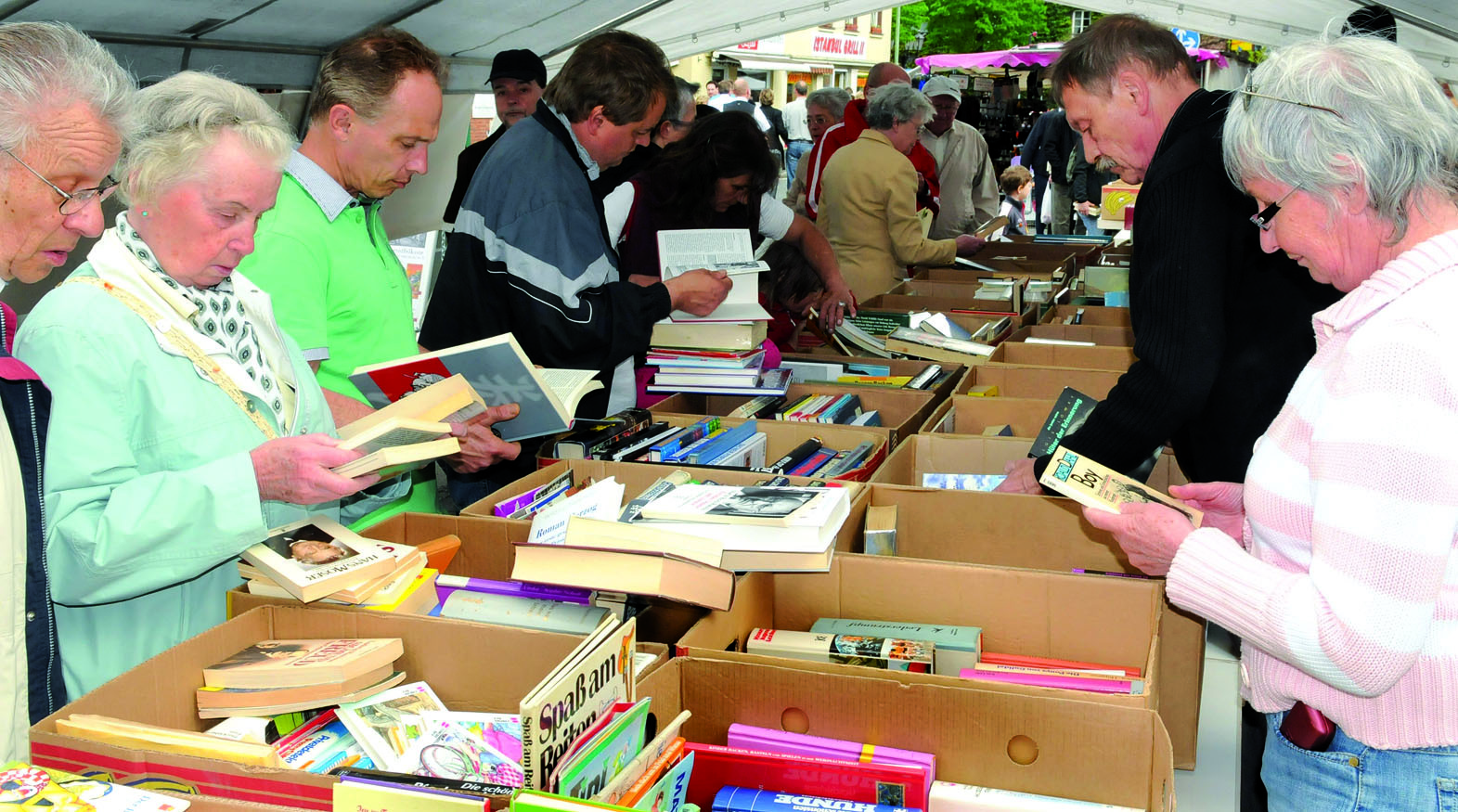 Der Büchermarkt in Vluyn lockt Jung und Alt. Foto: Archiv