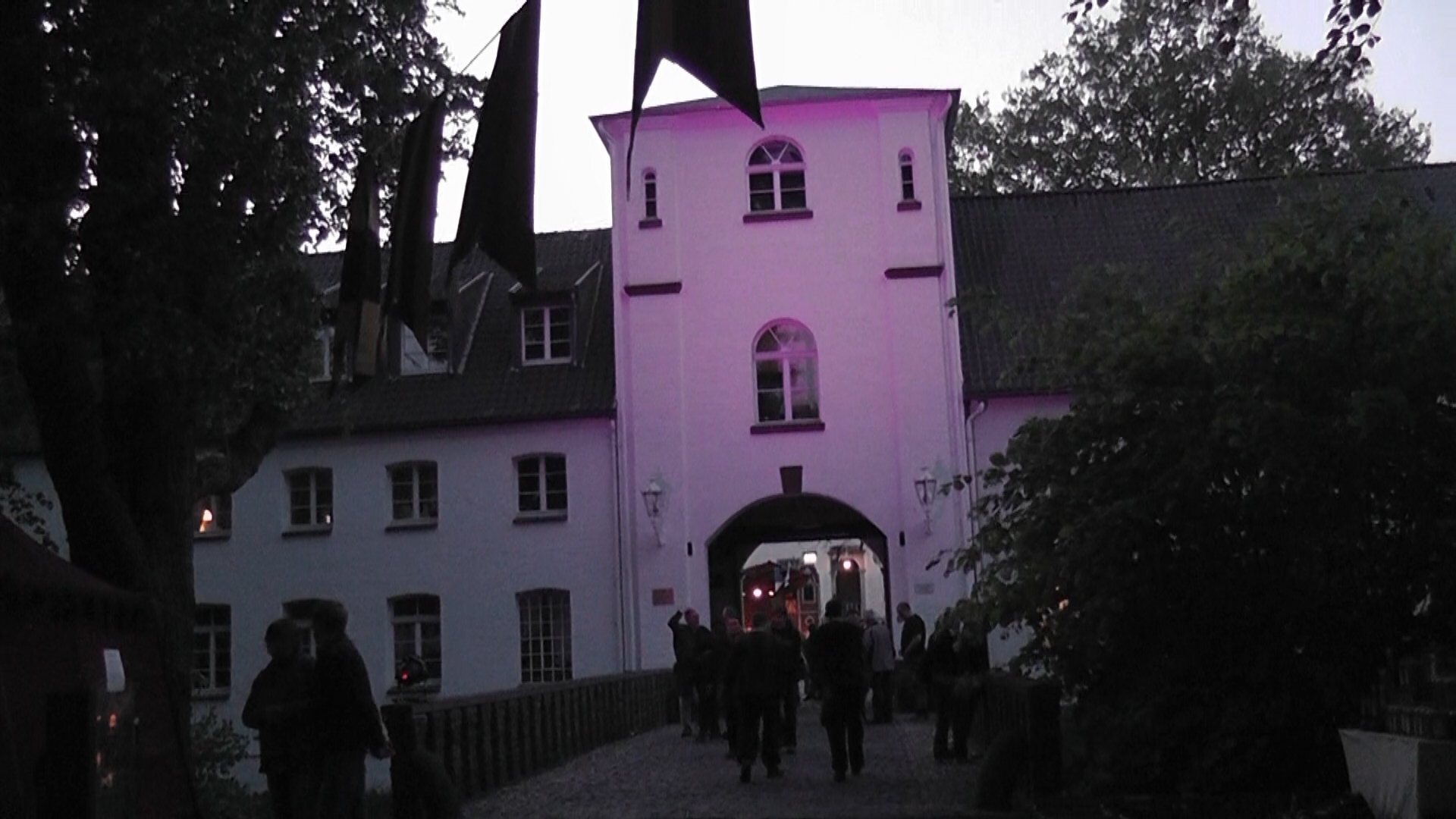 Schloss Lauersfort bei Anbruch der Dunkelheit