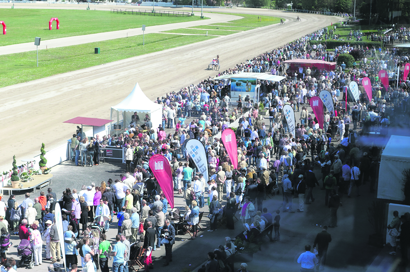 Proppe voll! Kaum noch einen Fuß frei in Richtung Geläuf gab es am 1. Mai. Foto: Gerd Kaemper