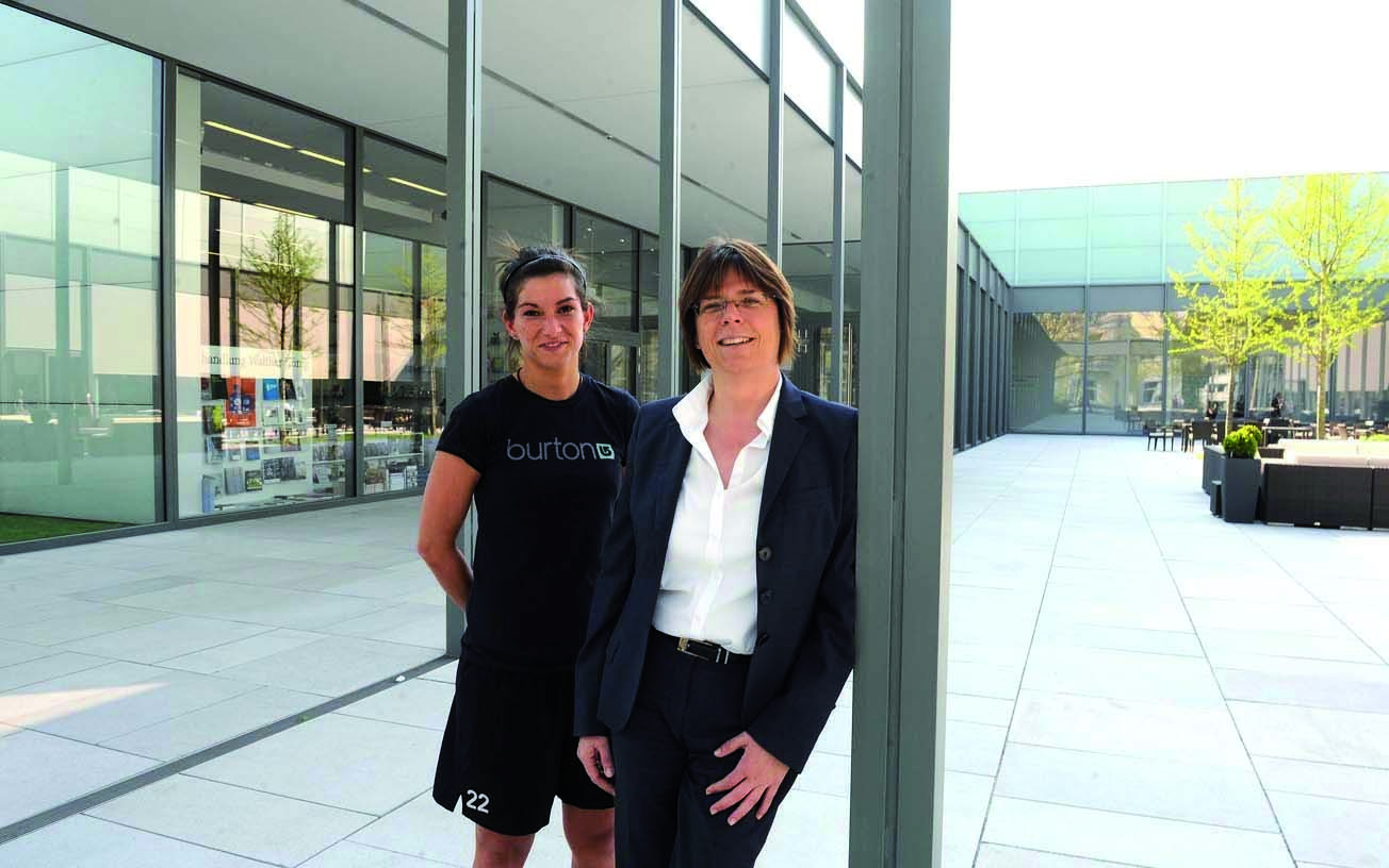 Ein Museumsbesuch der besonderen ARt: Baudezernentin Simone Raskop und Caro Hamann von der SG Essen-Schönebeck.