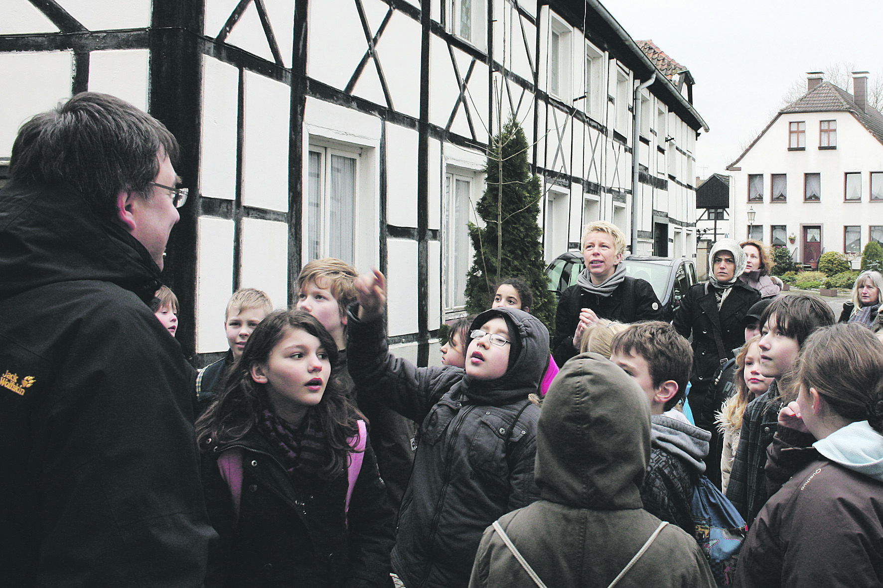 Im „Alten Dorf“ Westerholt bewundern die Kids das älteste Haus. Foto: Stadtwerke Herten