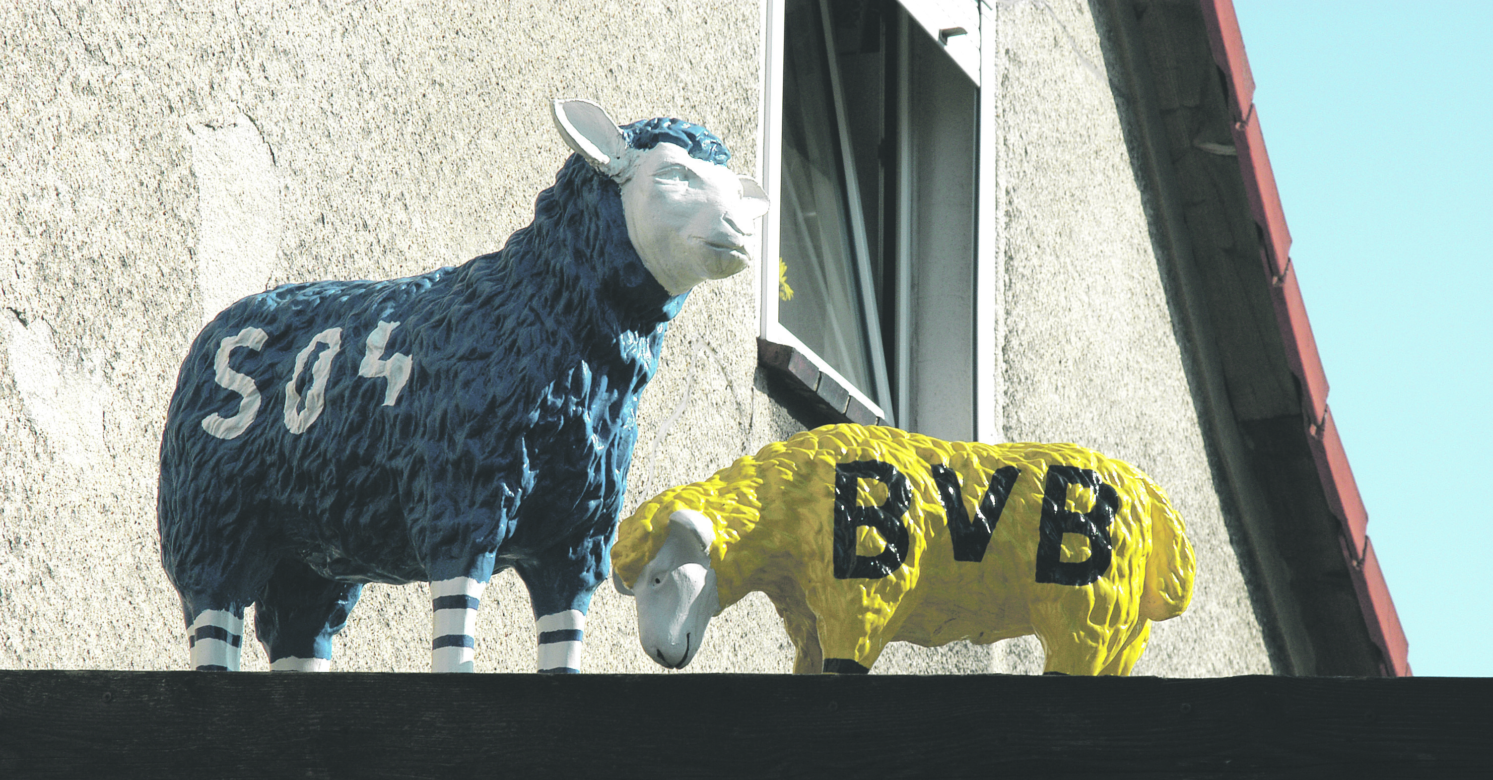 In glücklicher Zweisamkeit: Auf der Krimhieldstraße in Marl thronen die beiden Vereins-Maskottchen auf einem Garagendach.