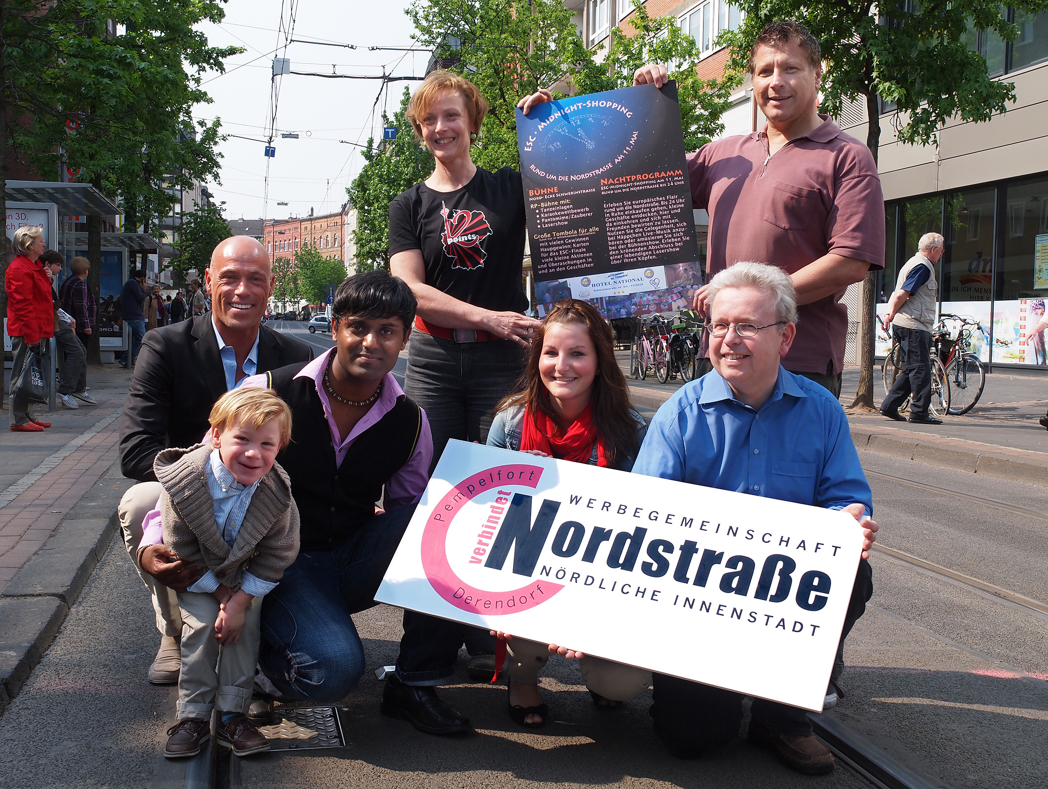 Freuen sich aufs ESC-Midnight-Shopping: (v.l.) Hochschul-Professor Michael Gehle mit Sohn Luis, die Studenten Majuran Indrarasa und Elena Escolano sowie Martin Lessing, Sabine Sellier und Bernd Immig von der Werbegemeinschaft Nordstraße.Foto: Lammert