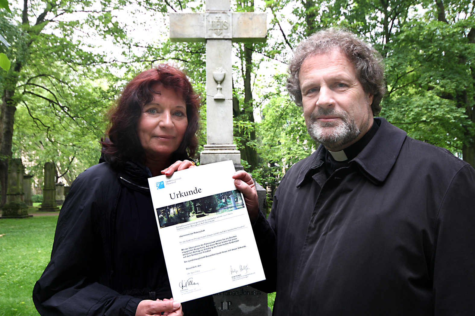 Gründezernentin Helga Stulgies bei der Überreichung der Patenschaftsurkunde an Stadtdechant Rolf Steinhäuser.Foto: Siegel