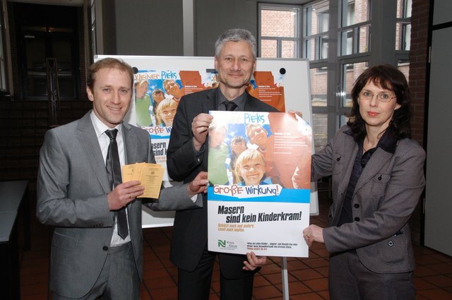 Bereits im Jahre 2008 hatten Landrat Wolfgang Spreen (Bildmitte), Dr. Martina Scherbaum vom Kreisgesundheitsamt und Dr. med. Wolfgang Aschenbrenner stellvertretend für 28 niedergelassene Kinderärzte sowie Hausärzte