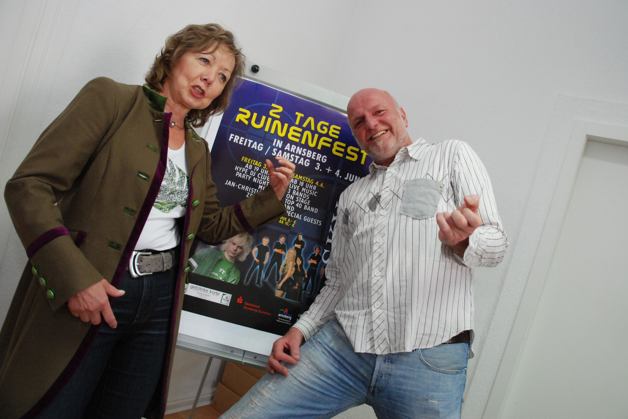 Karin Hahn vom Verkehrsverein Arnsberg und Konzertveranstalter Gisbert Kemmerling wollen neue Wege beim Ruinenfest gehen. Foto: Albrecht