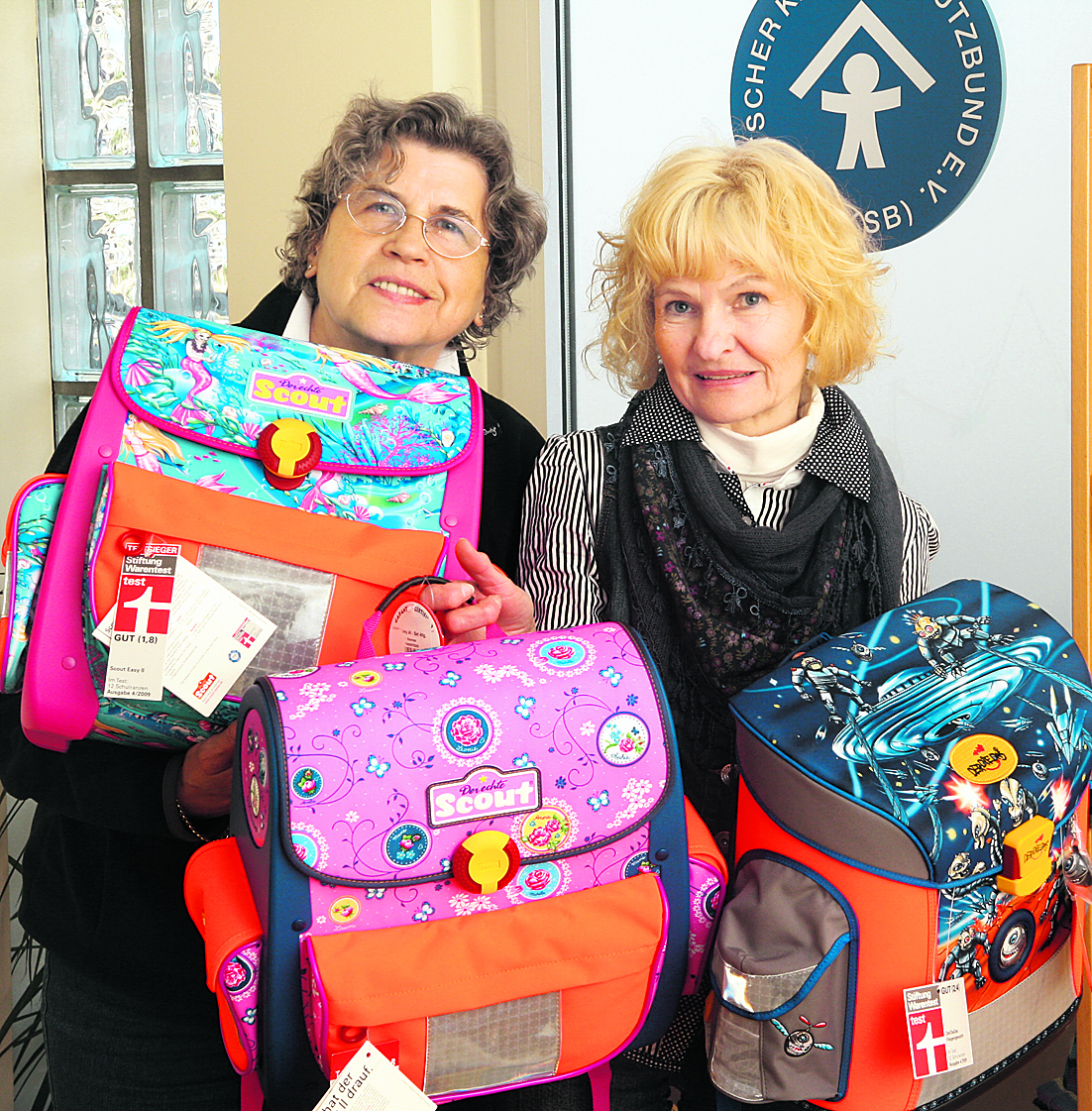 Ilse Hock und Rosemarie Nowak (von links) wollen den Kindern einen schönen Schulstart vereinfachen.WB-Foto: Detlef Erler