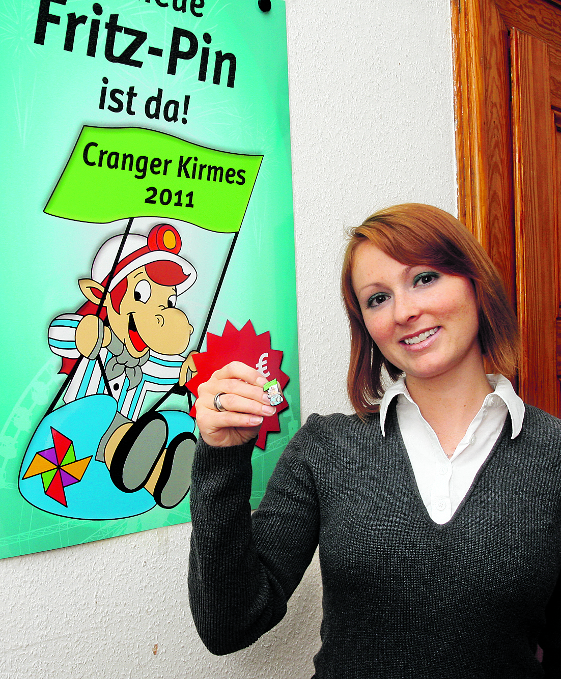 Von ihr lässt man sich gern nach Crange entführen: Ina Lahnstein (Stadtmarketing) mit dem neuen Fritz Pin. Er erinnert an die Kirmes-Ursprünge – den Pferdemarkt. (Erler)