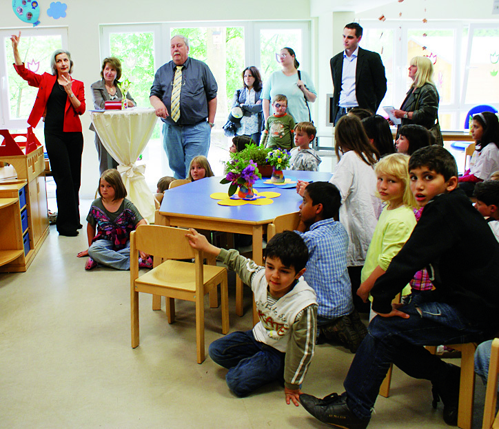 Judith Clever (li.) und Peter Müller (3. v. li.) dankten gemeinsam mit den Anwesenden der OGGS-Leiterin Jutta Segler (2. v. li.) für 20 Jahre erfolgreiche Arbeit an der Grundschule Fettweide.