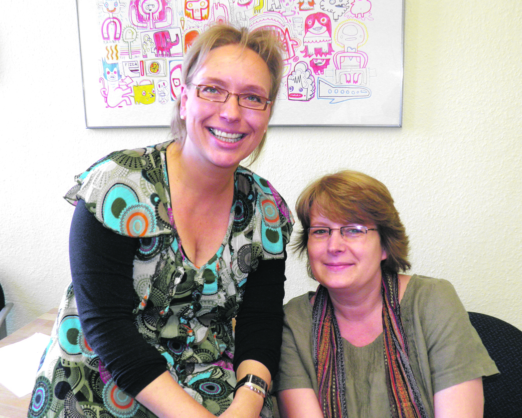 Petra Patschkowski und Yvonne Janssen vom Jugendamt stehen mit Rat und Tat zur Seite, wenn es darum geht, interessierte Bewerber zu informieren und Familien, die sich für ihre Kinder Betreuung wünschen, bei den Möglichkeiten zu beraten. Foto: Kamphorst