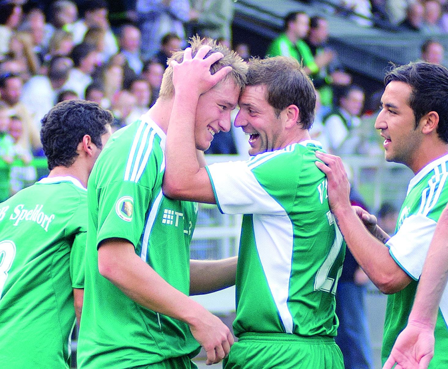 Salih Altin (r.) und Christian Hinz (Mitte) freuen sich mit dem Speldorfer Torschützen Thomas Pütters.