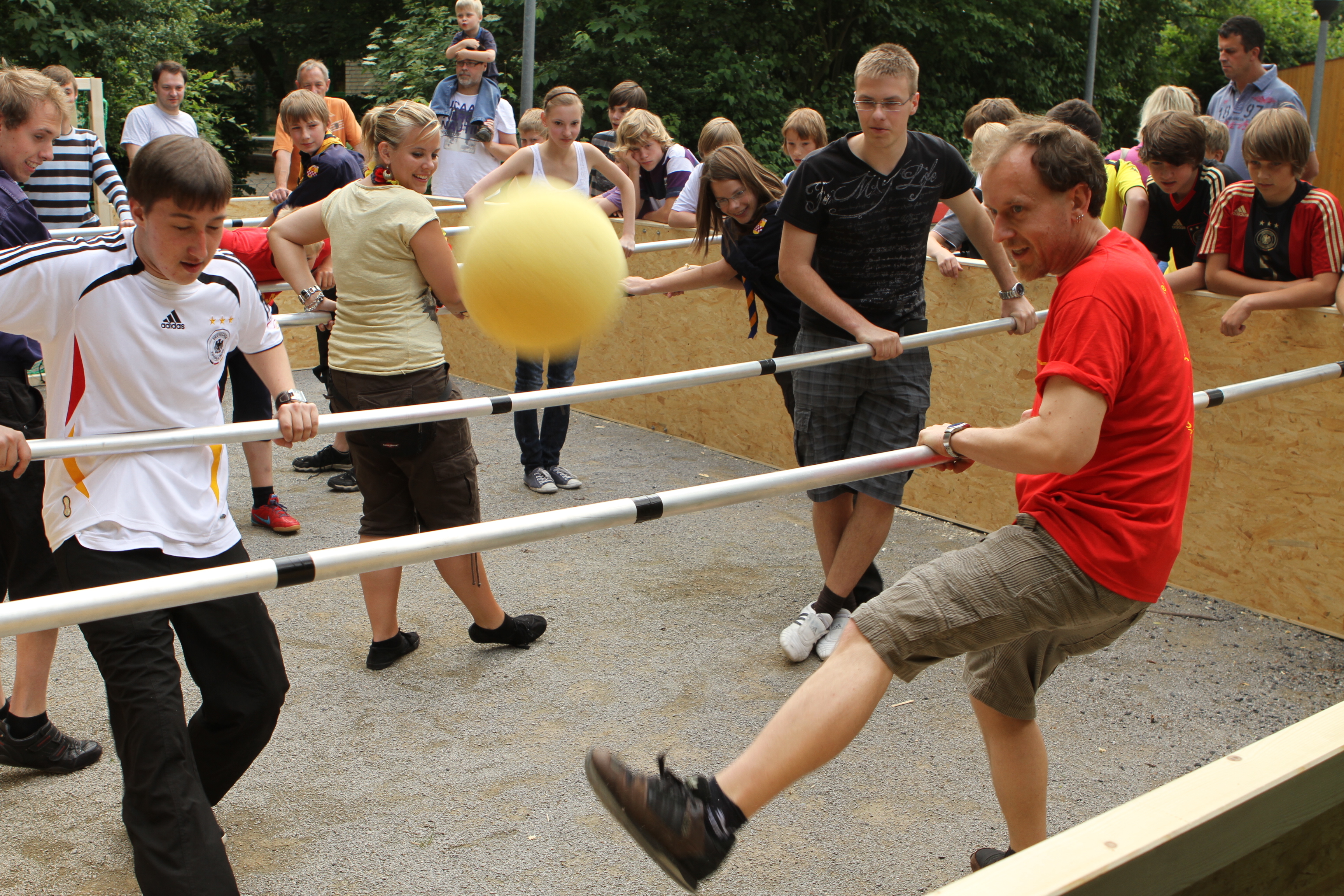 "Menschenkicker" ist ein überdimensionaler Kicker, bei dem die Spieler sich an den Stangenfesthalten müssen und den Softball versuchen ins gegenüberliegende Tor zu schießen. Foto: Volkmer