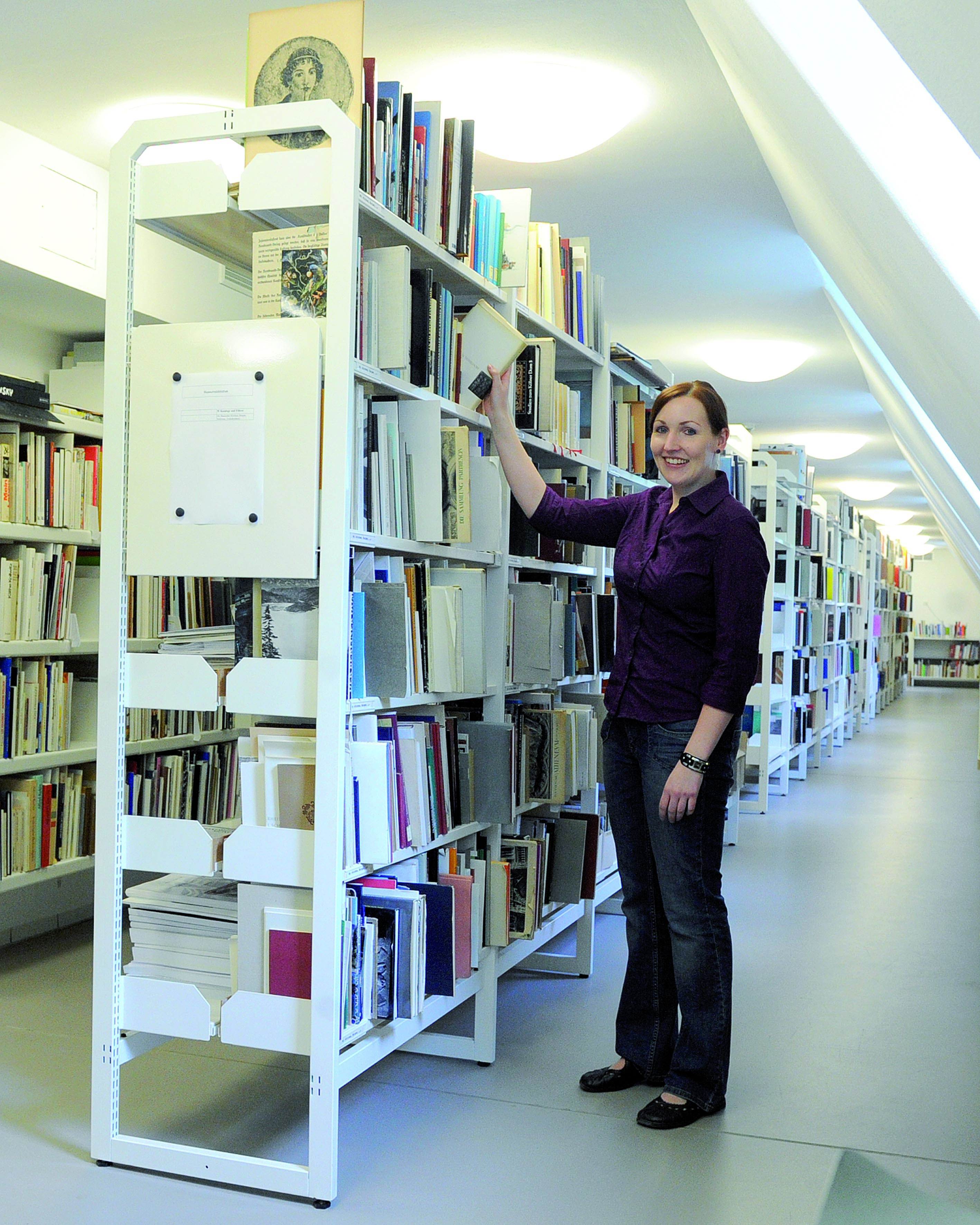 60 000 Bücher stehen in der Bibliothek von Museum Schloss Moyland. Die Bibliothek ist offen zugänglich. Foto: hei