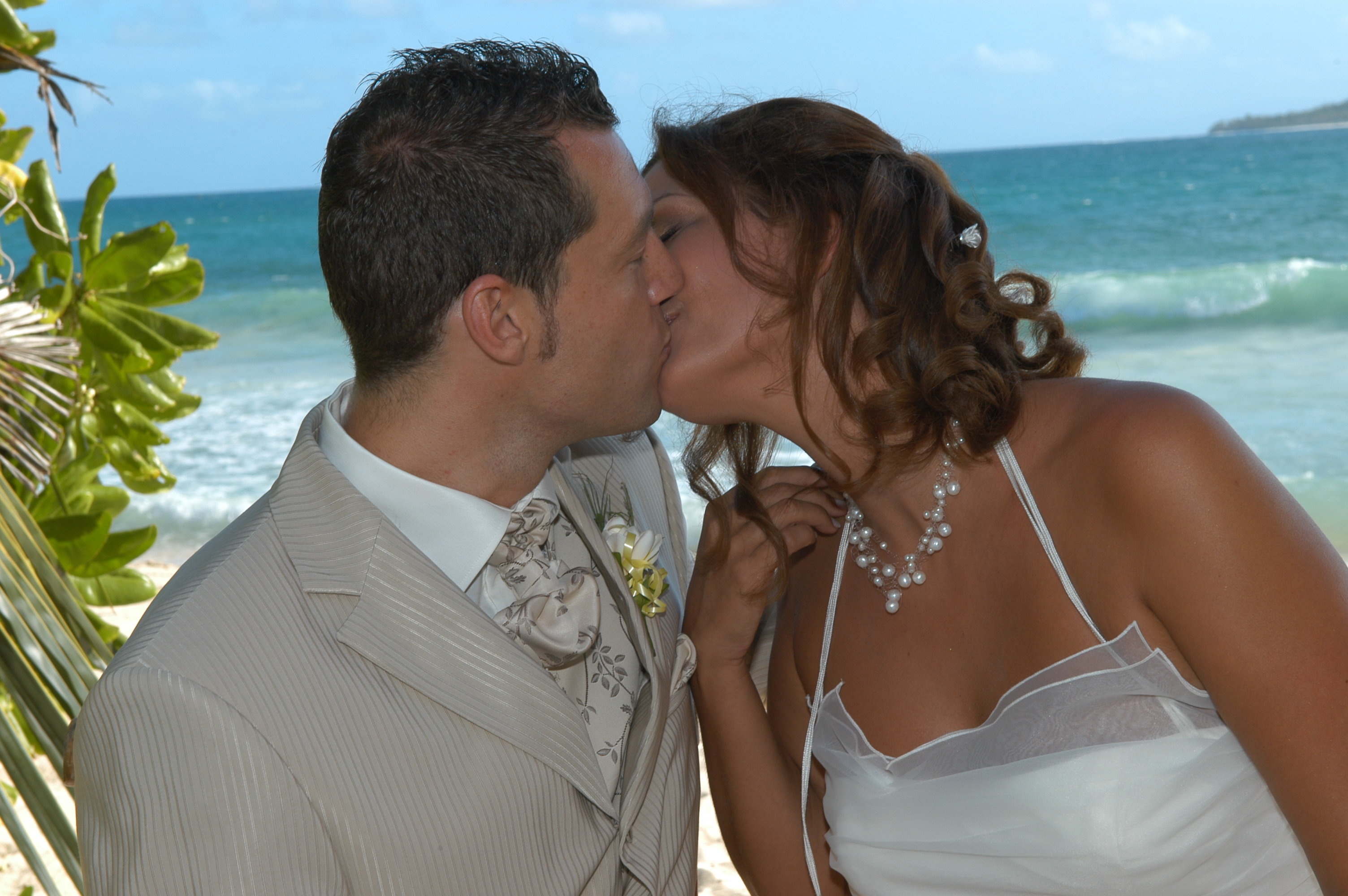 Das Hochzeitskuss-Foto von Nicole und Sebastian Gilleßen aus Bedburg-Hau - aufgenommen auf den Seychellen