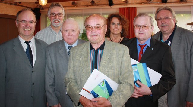 Jubilarehrung: Wilhelm Windszus, Eduard Strych, Paul Mols und Willy Pillekamp (beide 50 Jahre), Ingrid Meyer, Jürgen Holobar (40 Jahre) und Dr. Heinrich Peters