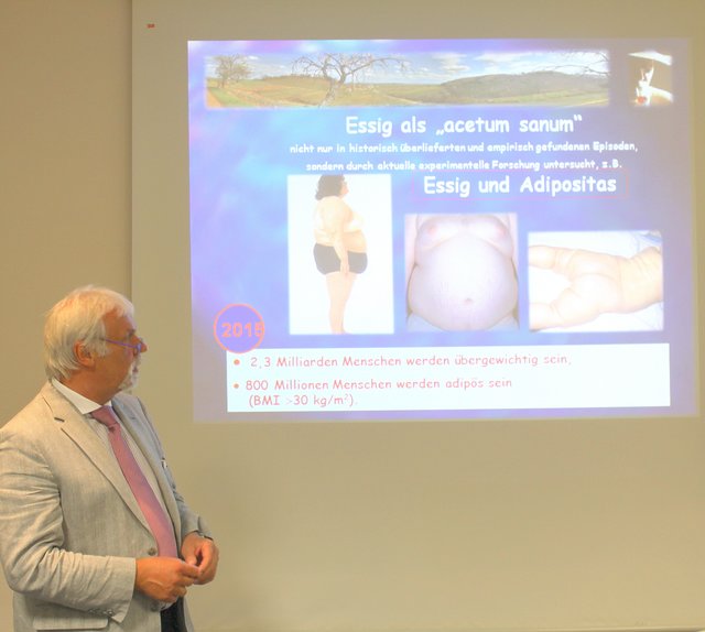 Udo Lamek (Pharma- und Naturheilspezialist) erläutert neueste Möglichkeiten und Methoden der Adipositas-Therapie