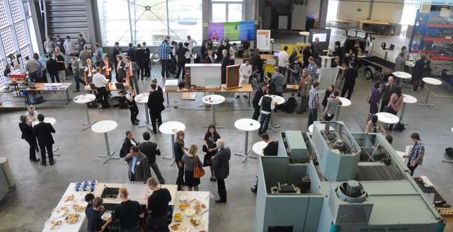 Beim internationalen Schülerwettbewerb „Innovative Technologien bewegen Europa“ zeigten zwölf Teams aus Deutschland, Ungarn, Belgien, Frankreich und den Niederlanden ihre Erfindungen. Vier mittelständische Unternehmen hatten die Teams bei der Entwicklung und dem Modellbau unterstützt.