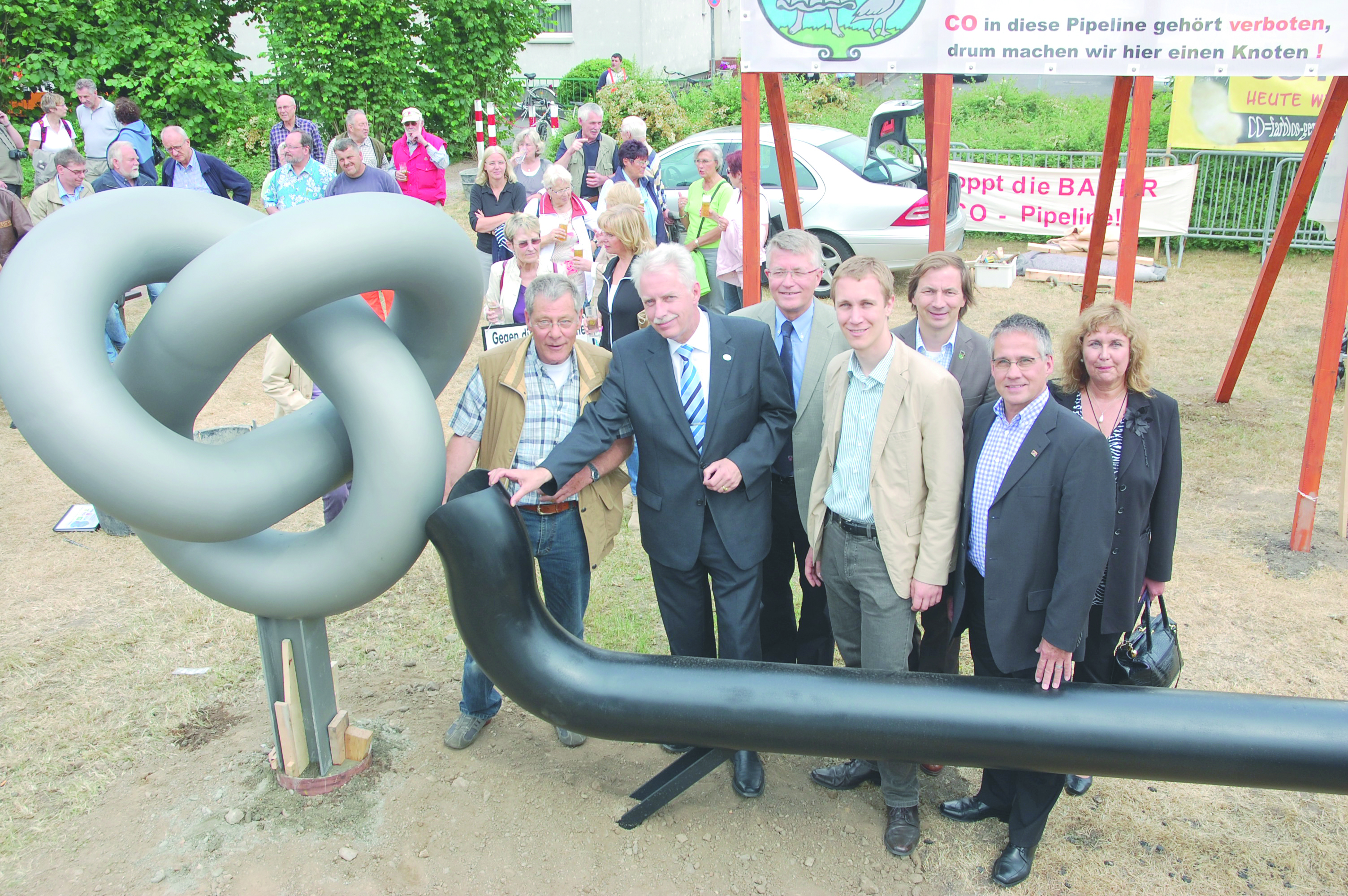 „Diese Pipeline darf nie in Betrieb gehen!“ Landrat Thomas Hendele (2.v.r.) sprach stellvertretend aus, was auch die Bürgermeister aus Ratingen (Harald Birkenkamp), Monheim am Rhein (Daniel Zimmermann), Hilden (Rudi Joseph), Langenfeld (Frank Schneider) und Erkrath (Edeltraud van Veenroy) mit ihrer Anwesenheit bei der Aufstellung des Pipeline-Mahnmals noch einmal deutlich untermauern wollten.