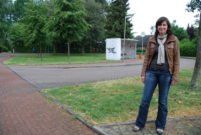Optisch würde ein Glas-Wartehäuschen diesen Bus-Wendeplatz um einiges aufwerten. Das findet nicht nur Silvia Straszydlo.