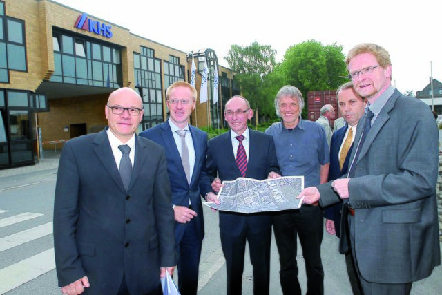 Vertreter von KHS, Stadtverwaltung und Ortspolitik stellten die Planungen und weiteren Abläufe vor.
