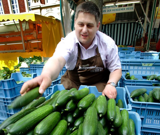 Kennt den Ursprung jeder seiner Gurken: Rheurdt: Landwirt Jürgen Scholtheis. Foto: Kirchner