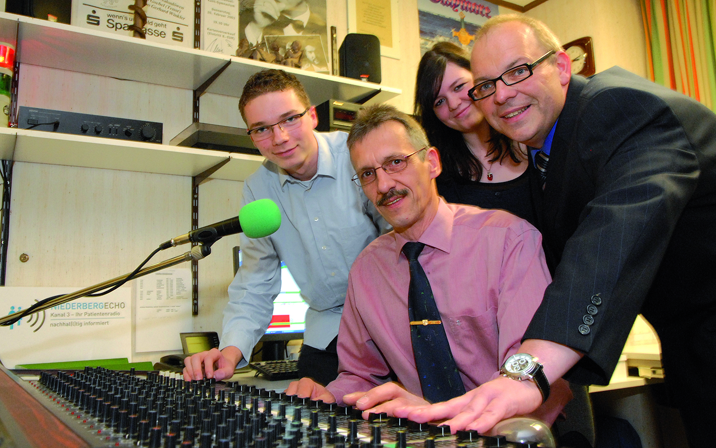 Hans-Joachim Gundlack (Mitte) übergab seine Ämter beim Niederberg-Echo an seine Nachfolger Kevin Kumm (links), Michael Frohberg und dessen Tochter Deborah. Es fehlt: Siegfried Schmitz.
Foto: Jens Bangert