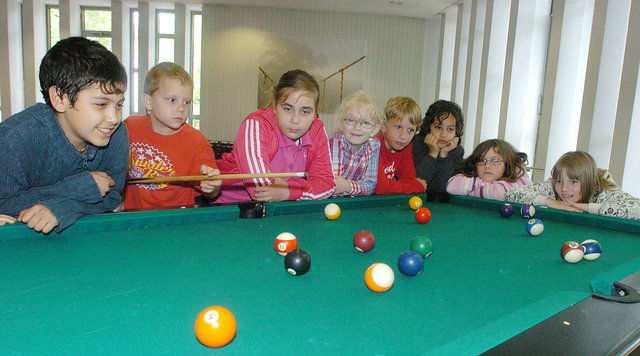 Montags bis freitags gehört den Kleinen von 15 bis 17 Uhr die Boje. Es wird gespielt, gebastelt, gesungen - jeder Tag ist anders und spannend. Ab 17.15 Uhr bis zirka 21 Uhr haben Jugendliche Spaß und Anregungen in der Einrichtung der esm in Marl-Brassert.