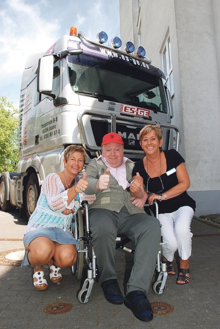 Wohnbereichsleiterin Gabriele Wöhrmann (l.) und Pflegedienstleiterin Barbara Drews (r.) zusammen mit Heinrich Lange.