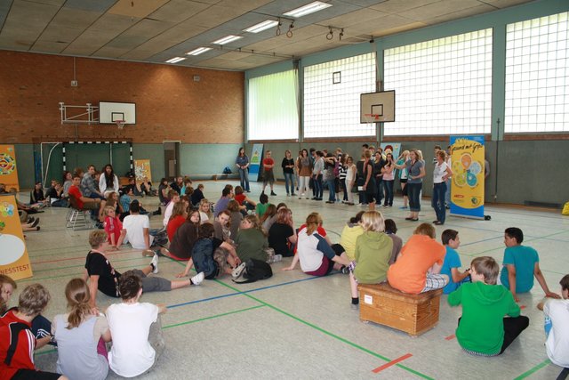 Die gesamte 7er Stufe der Joseph-Hennewig-Schule in der Sporthalle. Foto: Privat
