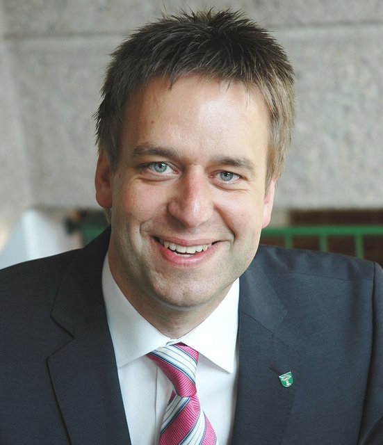Kreisdirektor Ralf Berensmeier lobt die Krankenhäuser in Moers und Dinslaken.