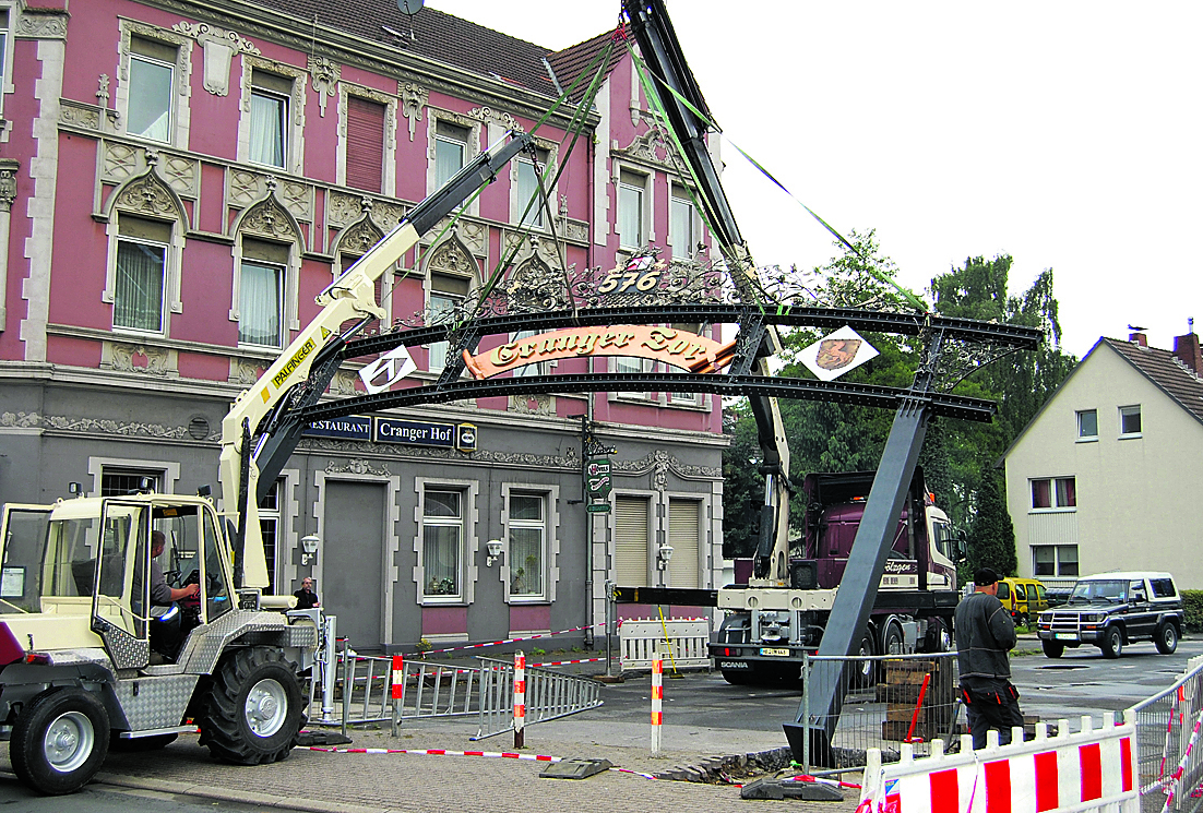 Zwei Kräne hievten das Cranger Tor in die richtige Position. Fotos (2): B. W. Pleuser