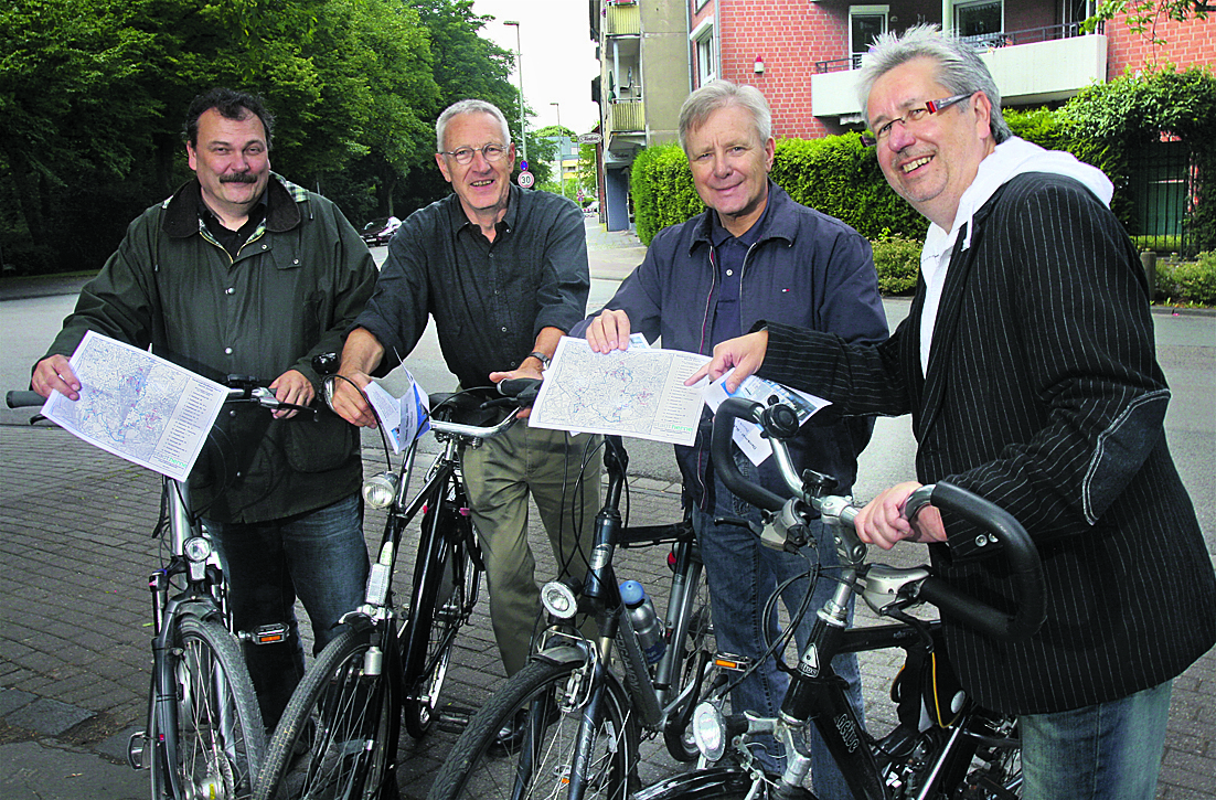 Auf Tour in Eickel (von links): Karlheinz Friedrichs (Leiter Fachbereich Stadtplanung und Bauordnung), Stadtrat Jan Terhoeven, OB Horst Schiereck, Heinz Munck (Untere Denkmalbehörde). WB-Foto: Erler