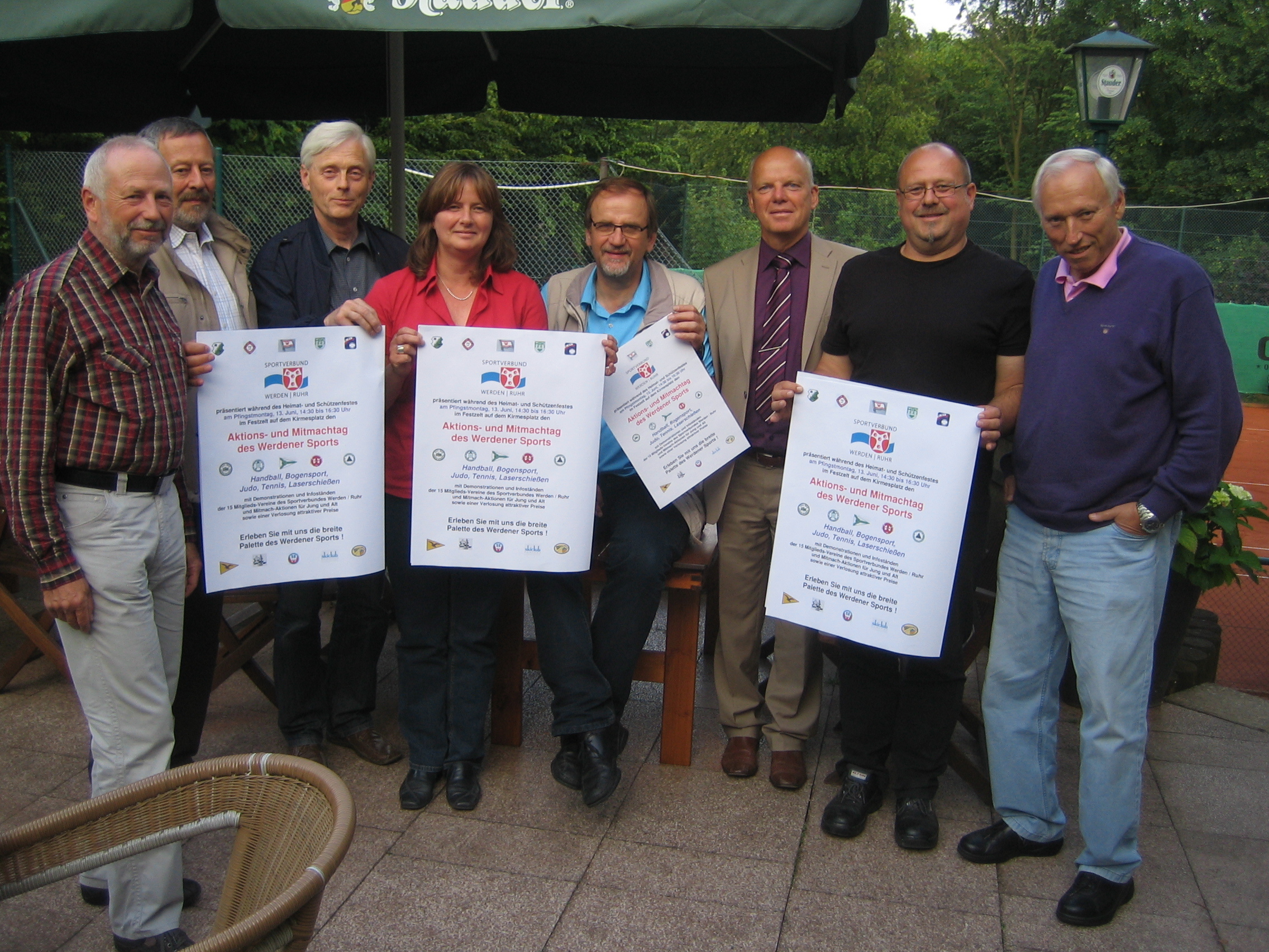 Freuen sich auf den 3. Aktionstag der Sportvereine beim Werdener Schützenfest: v.l.n.r.: Günter Piontek (Skiclub Ruhrtal), Georg Valentini und Heinz Kraiczy (Heidhauser TK), Lisa Engbring (RAWA), Heinz Dressler (DJK Werden), Lothar Rust (EWRC), Georg Dopp (Gut Ziel), Willi Hohmeister (TC am Volkswald).