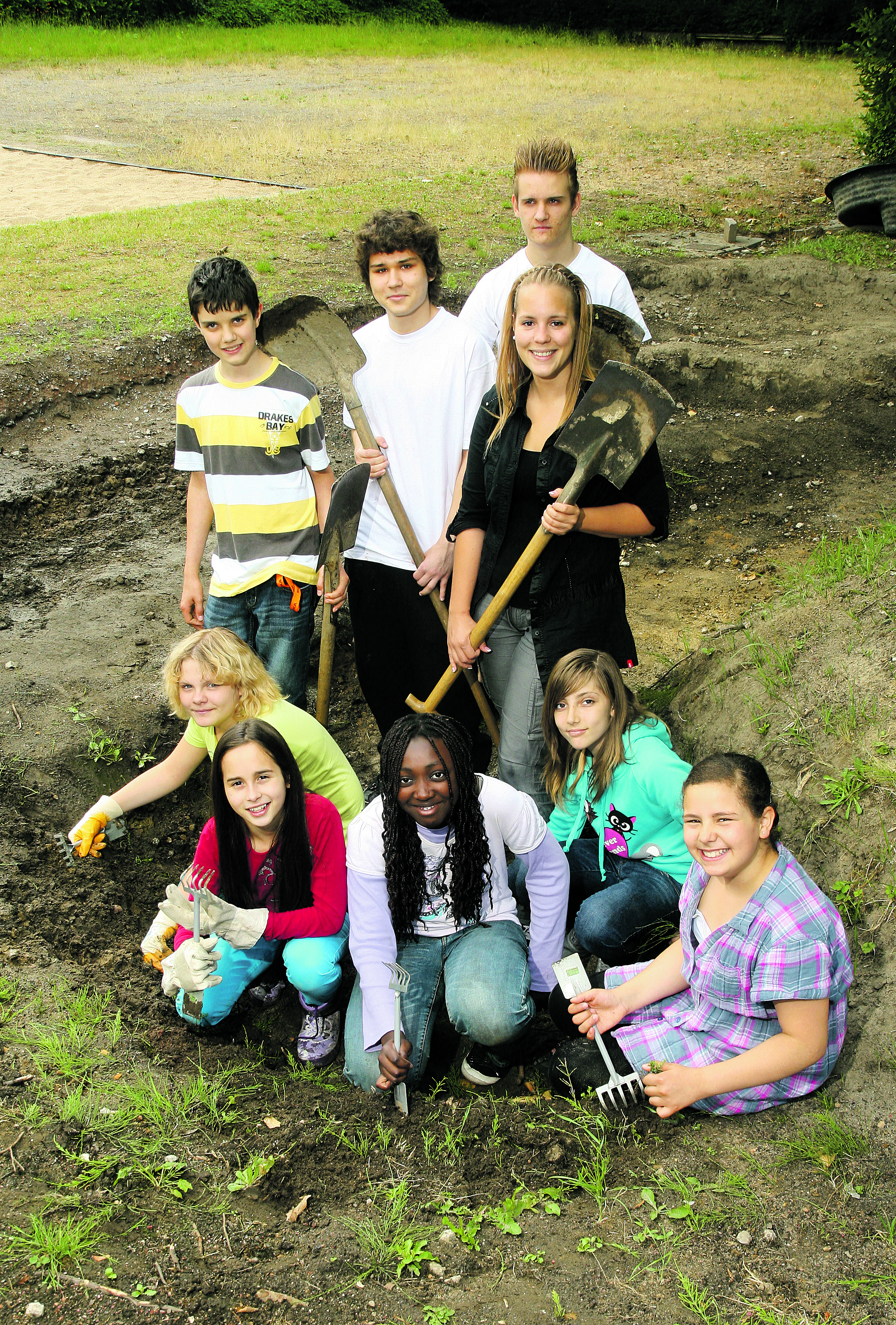 Noch ist es bloß ein Loch im Schulgarten , aber schon bald wird es zum Teich.
Das haben sich Biologie-Lehrerin Svenja Jegottka (Mitte rechts) und ihre Schüler aus den Klassen 5, 7 und 10 der Realschule an der Burg vorgenommen.
WB-Foto: Erler