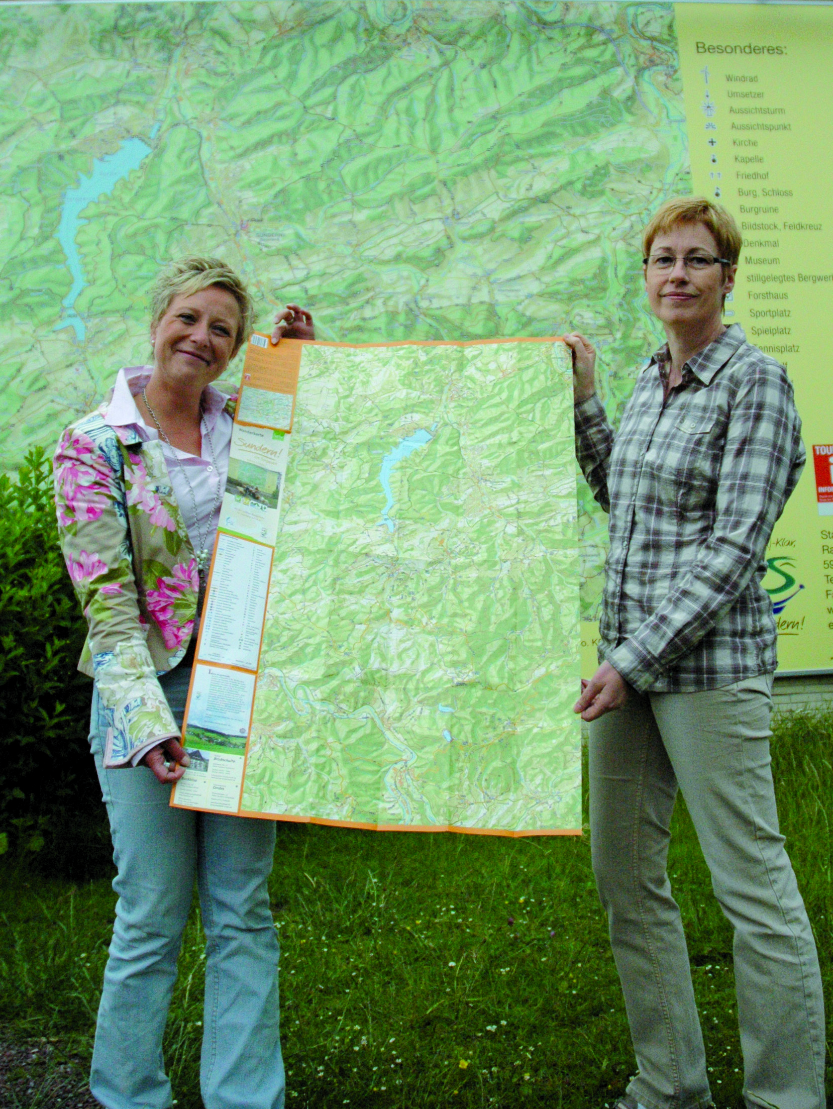 Marlen Winkler (Stadtmarketing eG) und Barbara Geuecke (SGV) stellten die neue Wanderkarte jetzt vor.