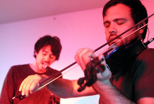 Tim Digby-Bell (l.), Frontmann des Quintetts „Duologue“, überzeugte mit einer Stimme, die unter die Haut ging. Foto: Daniela Mady