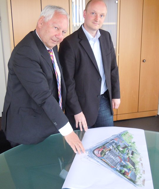 Heinz-Bert Zander, Vorstandssprecher von REWE Dortmund und REWE-Architekt Michael Kranenburg vor dem Plan des neuen „kaufpark“-Marktes in Iserlohn.