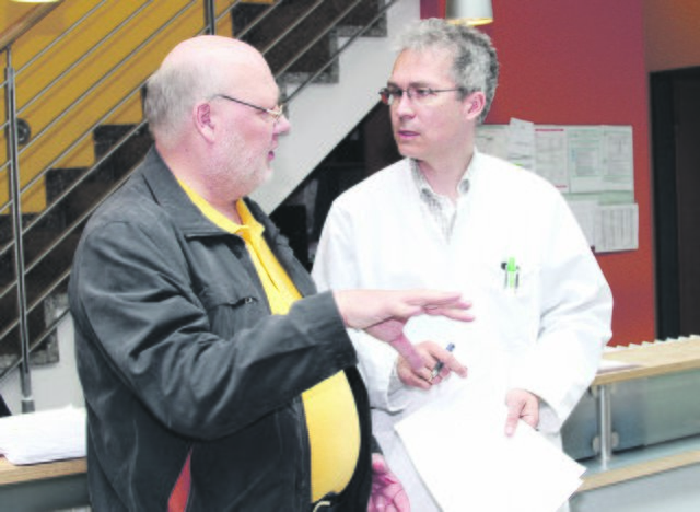 Klaus Belz, Vorsitzender des Recklinghäuser Nierenkranken e.V. im Gespräch mit Dr. Stephan Hofebauer vom Dialysezentrum Recklinghausen an der Wildermannstraße. Foto: Gerhard Schypulla