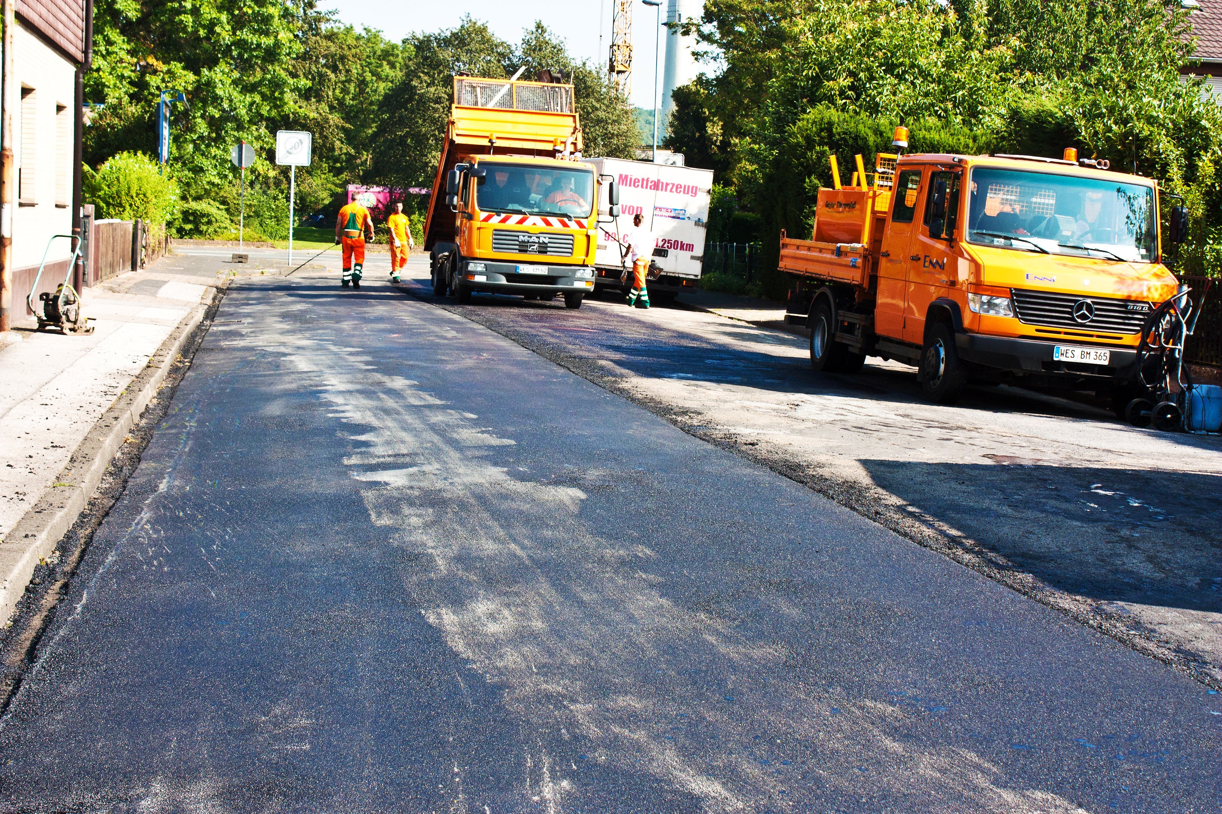 Die städtischen Betriebe ENNI frästen die marode Straßendecke in einigen Abschnitten der Luisen- und Elsterstraße auf und zogen eine provisorische Asphaltdecke darüber. Diese dringend notwendige Behelfsmaßnahme ist langfristig günstiger und dauerhafter als die ewige Ausbesserung der zahlreichen Schlaglöcher.
